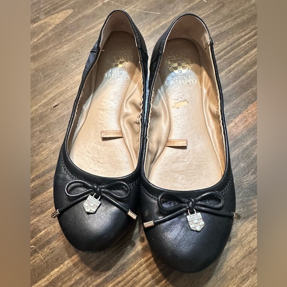 Vince Camuto Black Eryn Crest Ballet Flat Size 6.5